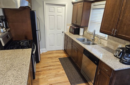 Woodstock House | Super clean and cute bungalow. Hot tub. 2 beds 1 bath. Fully fenced backyard ...