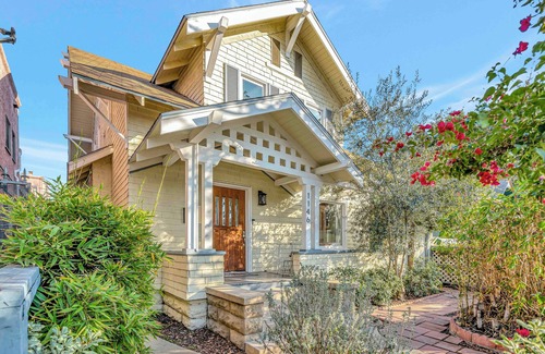 Willmore House | Super-Clean Bright & Big Private House w Huge Yard Near Beach, shopping + dining