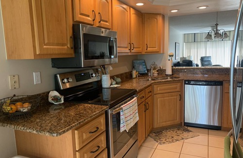 Holmes Beach Condo | SUPER CLEAN @ Sunbow Bay. Sleeps 6, easy walk to gulf/groceries, nice amenities!
