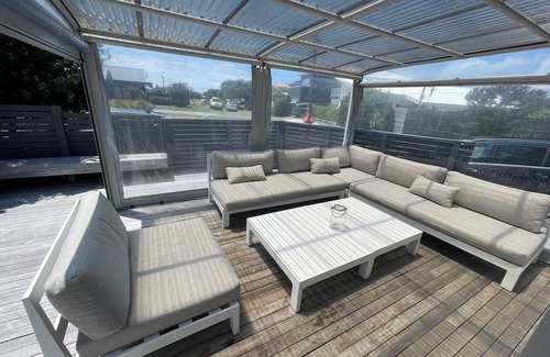 Omaha House | Super comfortable 4 bedroom 2 bathroom holiday home close to beach and cafe.
