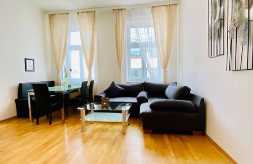 Rudolfsheim-Funfhaus Apartment | Super Comfy 1BR&1LR Apt, 7- Min to Westbahnhof