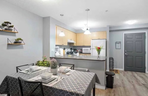 Southwest Edmonton Apartment | ★Super, Comfy Clean And Cozy Wifi,Prkg★