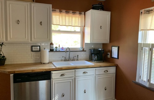Mount Lookout House | Super Comfy Cottage ~ Central Locale ~ Pet Friendly