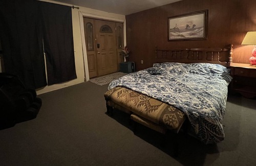 Bloomfield House | Super comfy place with zero gravity massage chair included