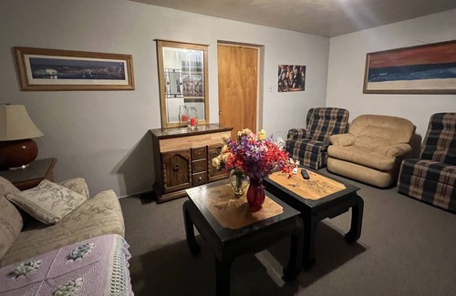 Bloomfield House | Super comfy place with zero gravity massage chair included