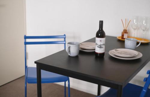 Canterbury Apartment | Super Convenient 1BR Apt Free Parking & study