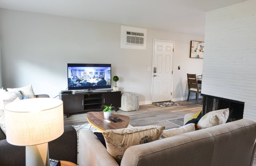 Cedar Hills Apartment | SUPER Convenient West Side Location with 3BR 2BATH