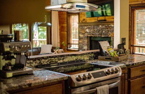 Blairsville Cabin | SUPER COZY/5BDR/LOG CABIN/BIG Families/Game room/Hot tub/NO CLEAN FEE