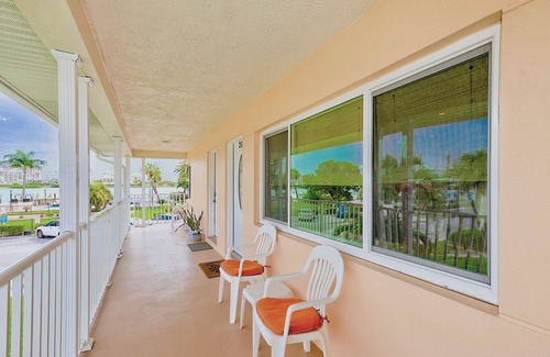 St. Pete Beach Condo | Super-cute 1/1 on ICW, walk to Gulf beaches. 1+ Month stay