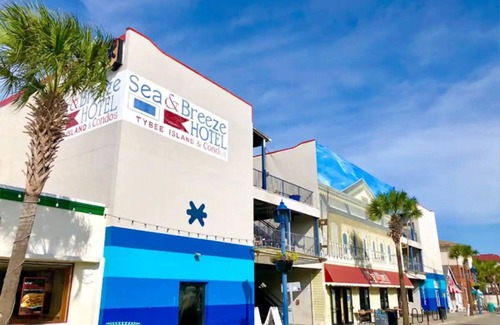 Tybee Island Condo | Super cute 1B-1B on South beach-Steps to pool, beach, restaurants & nightlife!