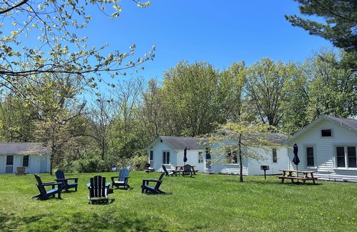 Geneva-on-the-Lake Cottage | Super Cute Classic Two Bedroom Lake Erie Cottage, walk to Strip and Beach