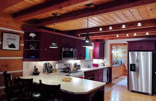 Franklin County Cabin | Super Cute & Cozy Cabin In The Paradise With 65" TV, Hot Tub, Boats, Bikes.