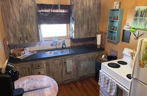 Kerrville House | Super Cute Guest House. Great kitchen. Fully stocked. Big porch. 1 acre. Gated.