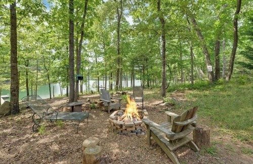 Reed Creek House | SUPER CUTE On the lake, Deep Water quiet cove; DOG FRIENDLY, easy walk to lake