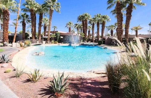 Araby Commons Condo | Super Deluxe Palm Springs Condo