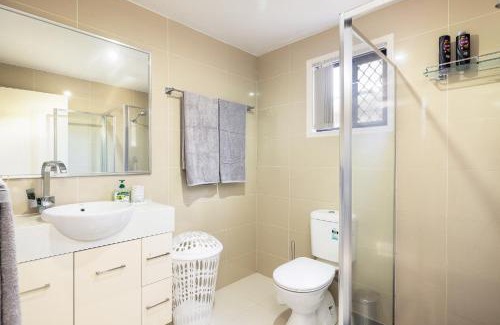 Sunnybank Apartment | Super Host! 2 bedrooms, Restaurants & Train