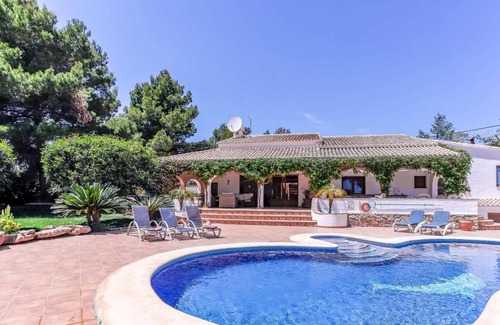 Jesus Pobre Villa | Super king beds, A/C, pergola with fridge & sink