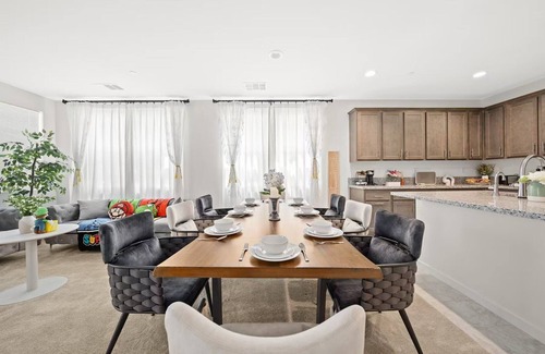 Ontario Villa | Super Mario/5BD/3BA/7BEDS/3TVS/Near Airpot/Clean