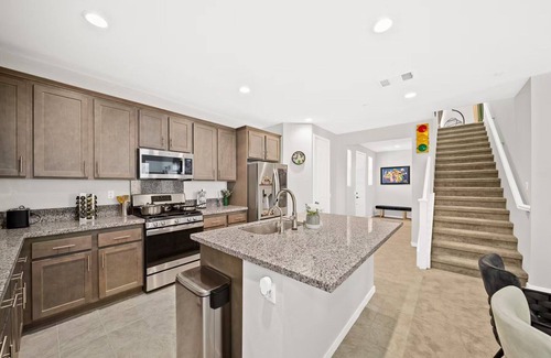 Ontario Villa | Super Mario/5BD/3BA/7BEDS/3TVS/Near Airpot/Clean