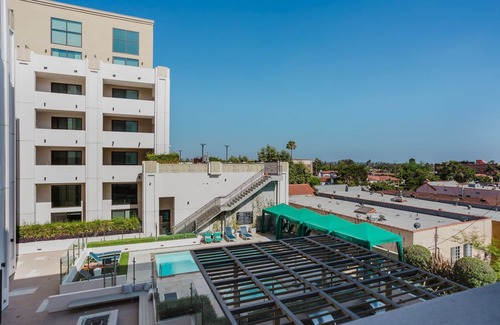 Greater Wilshire - Hancock Park Apartment | Super Mid-Wilshire Studio w/Gym, Pool, Spa & Roof Lounge, by Blueground