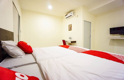 Manado City Centre Hotel | Super OYO 1838 COZY Home