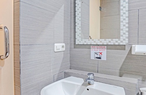 Gubeng Hotel | Super OYO Capital O 3905 Graha 100 Guest House Syariah