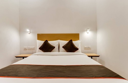 Indore House | Super OYO Townhouse 135 Gandhi Hall
