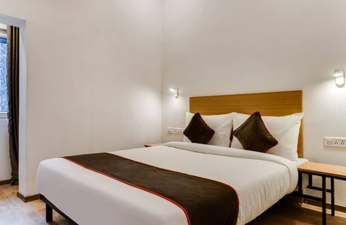 Indore House | Super OYO Townhouse 135 Gandhi Hall