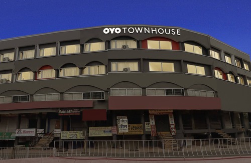 Indore House | Super OYO Townhouse 135 Gandhi Hall