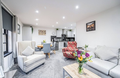 Dunfermline Apartment | Super Prime Abbey + Free Parking by Three Bridges Apartments