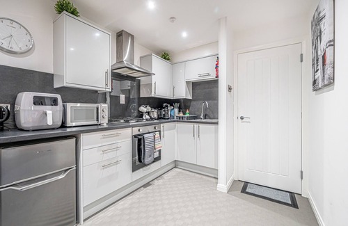 Dunfermline Apartment | Super Prime Abbey + Free Parking by Three Bridges Apartments