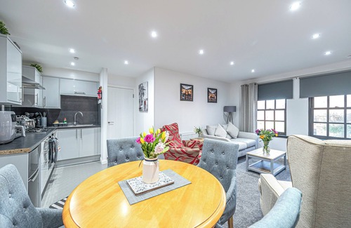 Dunfermline Apartment | Super Prime Abbey + Free Parking by Three Bridges Apartments
