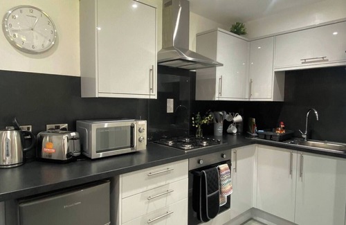 Dunfermline Apartment | Super Prime Abbey + Free Parking by Three Bridges Apartments