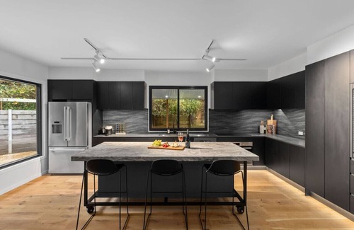 Warburton House | Super-Sized Luxury - Spa, Sauna, Steps to Trails