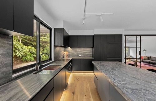 Warburton House | Super-Sized Luxury - Spa, Sauna, Steps to Trails