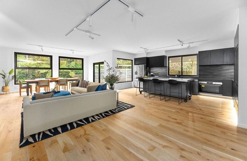 Warburton House | Super-Sized Luxury - Spa, Sauna, Steps to Trails