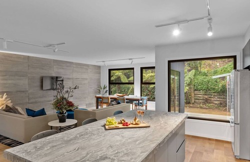 Warburton House | Super-Sized Luxury - Spa, Sauna, Steps to Trails