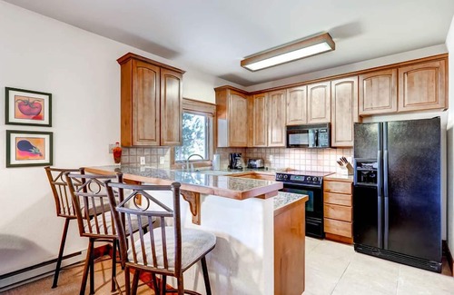 Four O'Clock House | Super Ski Pad - Ski in, Ski Out, Walk to Town.