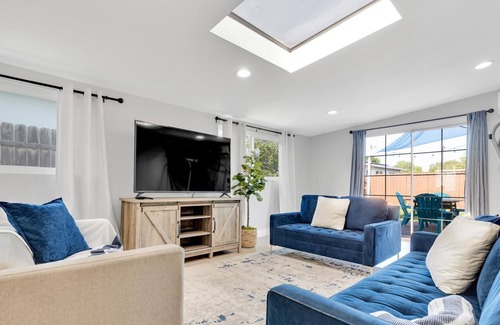 Lincoln Acres House | Super Spacious Home- 5 minute drive to beach