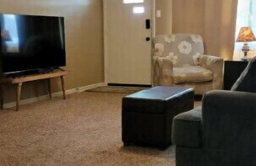 Manhattan House | Super spacious home with plenty of parking