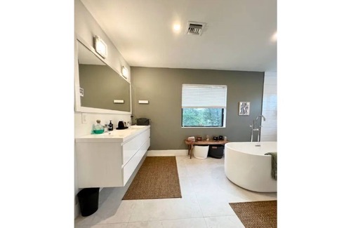 Edgewood Villa | Super stylish 4 Bedrooms 4 baths Villa with a pool