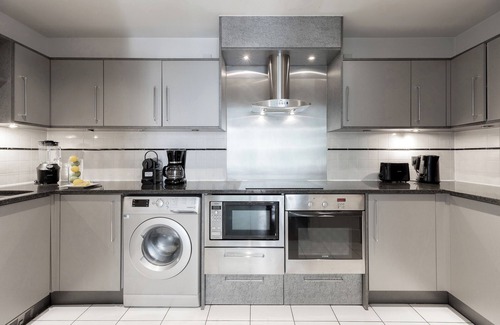 Vauxhall Apartment | Super Stylish Cutest Couples Luxury XL City Escape