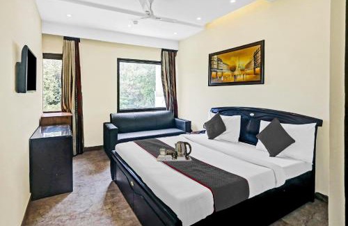 Wazirpur Hotel | Super Townhouse Prakash continental Near Netaji Subhash Place Metro Station