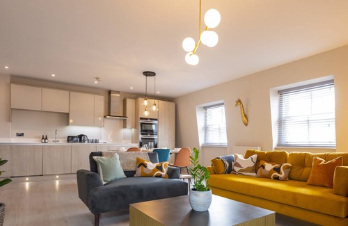 Maidenhead Apartment | Super Vibrant 2 Bedroom With Parking