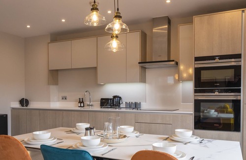 Maidenhead Apartment | Super Vibrant 2 Bedroom With Parking