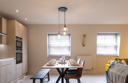 Maidenhead Apartment | Super Vibrant 2 Bedroom With Parking