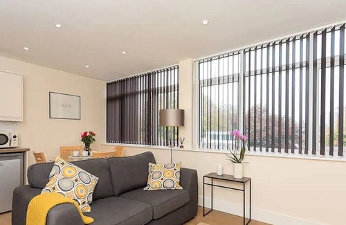 Horsham Apartment | Superb 1 bed apartment close to Horsham Town and Train Station