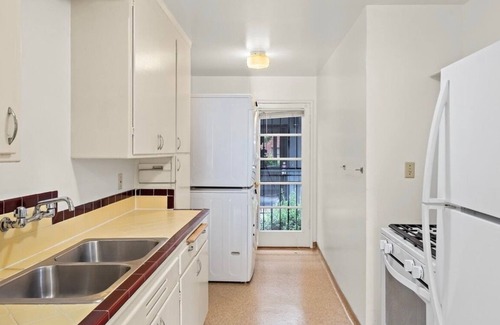 Piedmont Avenue Apartment | Superb 1-bedroom apartment in Oakland with in-unit washer + dryer