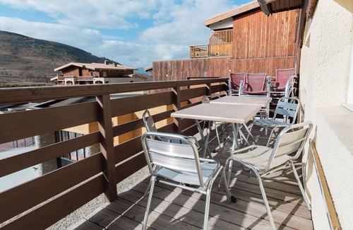 Mont-de-Lans Apartment | Superb 16/18 person apartment with sauna, at the foot of the chairlift, WiFi, table soccer