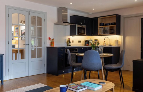 Fairlight Apartment | Superb 2 bedroom holiday home with coastal garden in tranquil Fairlight Village